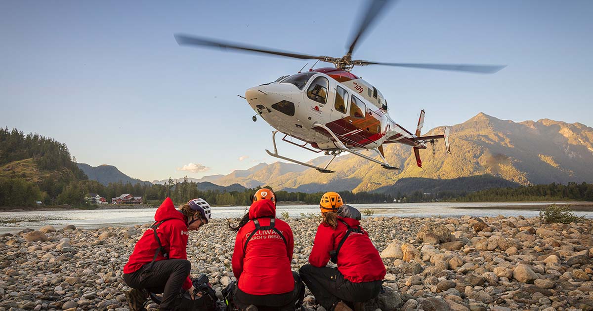 Helicóptero de rescate en acción sobre una zona montañosa, destacando el papel crítico de los pilotos en situaciones de emergencia.