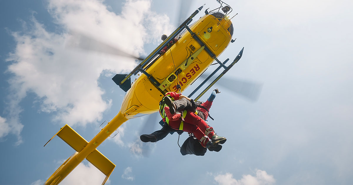 Piloto de helicóptero en búsqueda y rescate